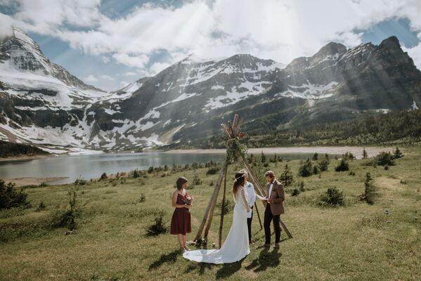 Снимок канадских фотографов Virginia Strobel & Evan Cikaluk, победивший в категории EPIC LOCATION в конкурсе 2020 International Wedding Photographer of the Year  - Sputnik Moldova