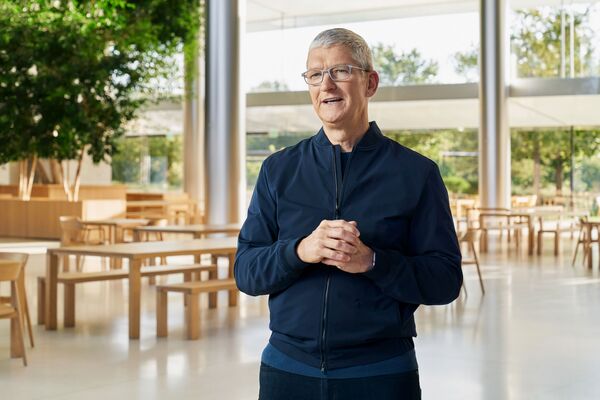Генеральный директор Apple Тим Кук представляет новые продукты Apple. - Sputnik Молдова