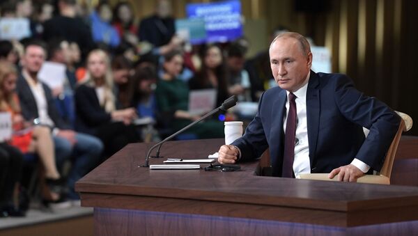 Президент РФ Владимир Путин на большой ежегодной пресс-конференции в Центре международной торговли на Красной Пресне - Sputnik Молдова