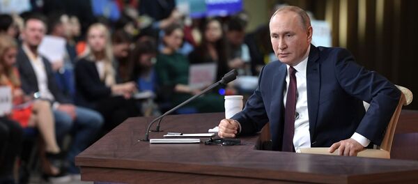 Президент РФ Владимир Путин на большой ежегодной пресс-конференции в Центре международной торговли на Красной Пресне Президент РФ Владимир Путин на большой ежегодной пресс-конференции в Центре международной торговли на Красной Пресне - Sputnik Молдова