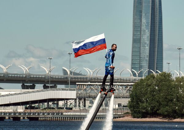 Спортсмен сборной России по гидрофлаю во время празднования Дня России на Петровской косе в Санкт-Петербурге - Sputnik Moldova-România