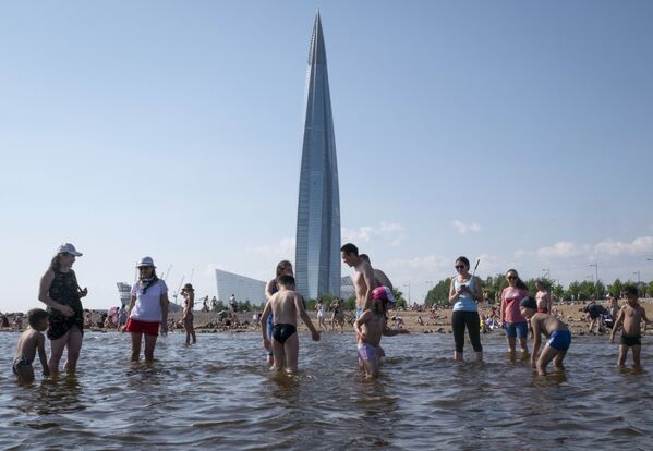 Люди на пляже рядом с башней многофункционального делового комплекса Лахта-центр в Санкт-Петербурге - Sputnik Moldova-România