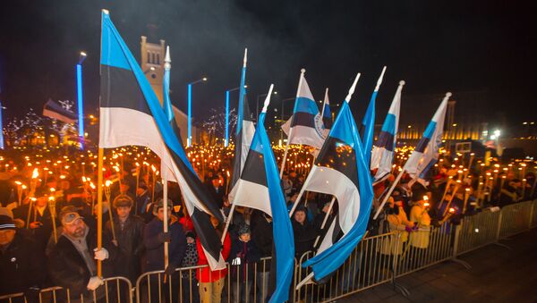 Люди на площади Свободы во время факельного шествия, организованного Консервативной народной партией (EKRE) в Таллине - Sputnik Moldova