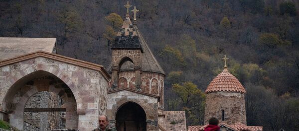 Люди у монастыря Дадиванк в Карвачарском районе Карабаха Люди у монастыря Дадиванк в Карвачарском районе Карабаха - Sputnik Молдова