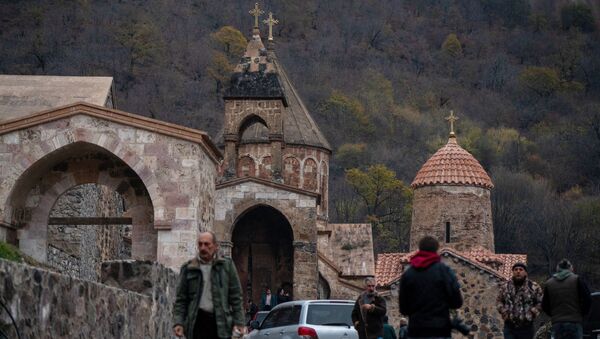 Люди у монастыря Дадиванк в Карвачарском районе Карабаха - Sputnik Молдова
