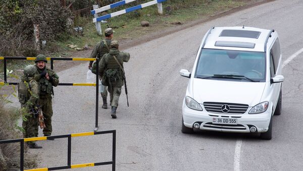 Российские военнослужащие из состава миротворческих сил патрулируют город Лачин - Sputnik Moldova-România