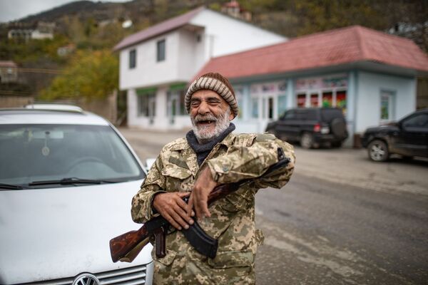 Вооруженный мужчина в городе Лачин - Sputnik Moldova-România
