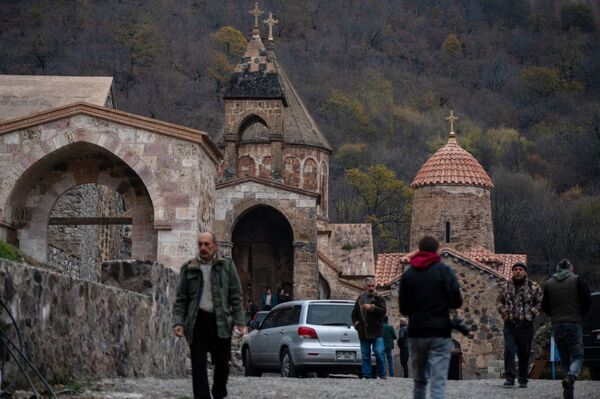 Люди у монастыря Дадиванк в Карвачарском районе Карабаха - Sputnik Moldova-România