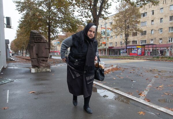 Пожилая женщина на улице в Степанакерте - Sputnik Moldova-România