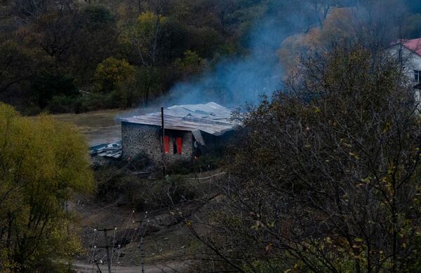 Горящий дом, рядом с монастырем Дадиванк в Карвачарском районе Карабаха - Sputnik Moldova-România