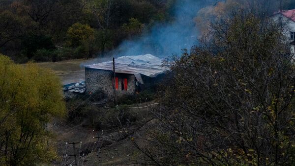 Горящий дом, рядом с монастырем Дадиванк в Карвачарском районе Карабаха - Sputnik Moldova