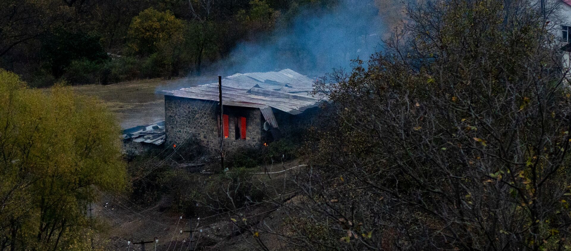Горящий дом, рядом с монастырем Дадиванк в Карвачарском районе Карабаха - Sputnik Moldova, 1920, 01.12.2020
