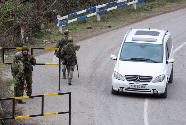 Российские военнослужащие из состава миротворческих сил патрулируют город Лачин - Sputnik Moldova-România