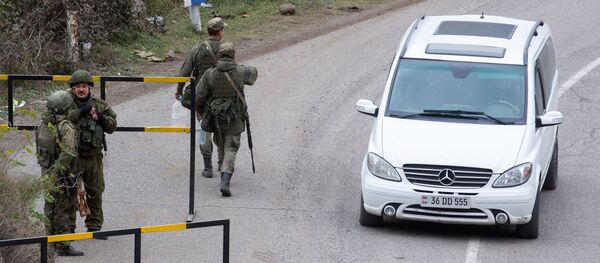 Российские военнослужащие из состава миротворческих сил патрулируют город Лачин Российские военнослужащие из состава миротворческих сил патрулируют город Лачин - Sputnik Moldova-România