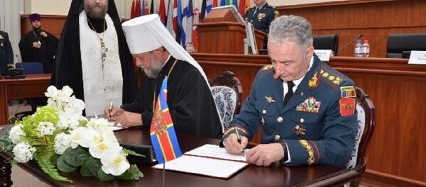 Ministrul Apărării ,Victor Gaiciuc, şi mitropolitul Vladimir Ministrul Apărării ,Victor Gaiciuc, şi mitropolitul Vladimir - Sputnik Moldova