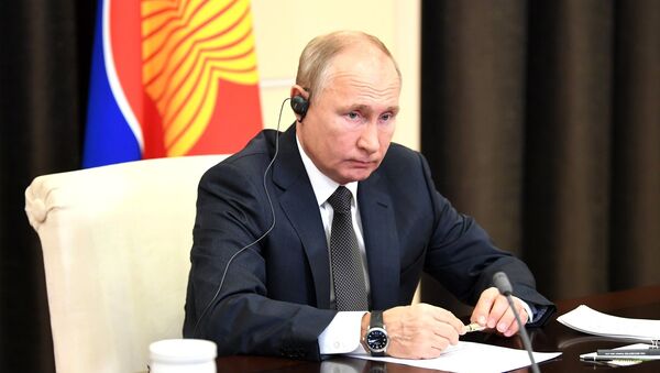 Владимир Путин  в режиме видеоконференции выступил на пленарном заседании 15-го Восточноазиатского саммита. - Sputnik Молдова