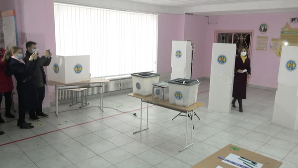 Майя Санду голосует на президентских выборах - Sputnik Moldova