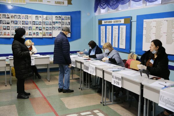 На участках для голосования были обеспечены меры противоэпидемиологической безопасности - Sputnik Молдова