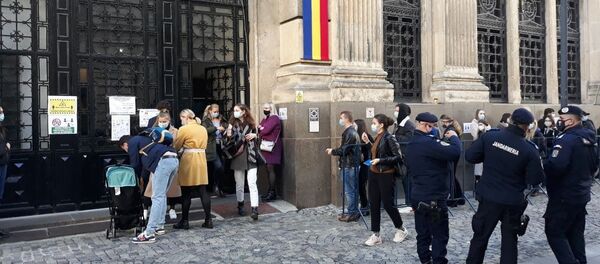 Moldovenii votează la București, secția de la AEP, în cadrul alegerilor prezidențiale din Moldova - Sputnik Moldova