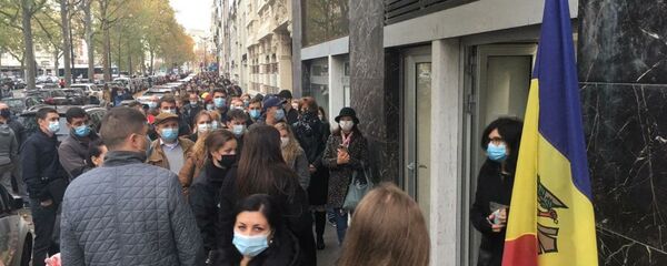 Граждане Молдовы голосуют на выборах президента Молдовы во Франции - Sputnik Молдова