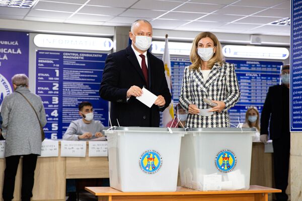 Игорь Додон пришел на выборы президента Молдовы вместе с супругой - Sputnik Молдова