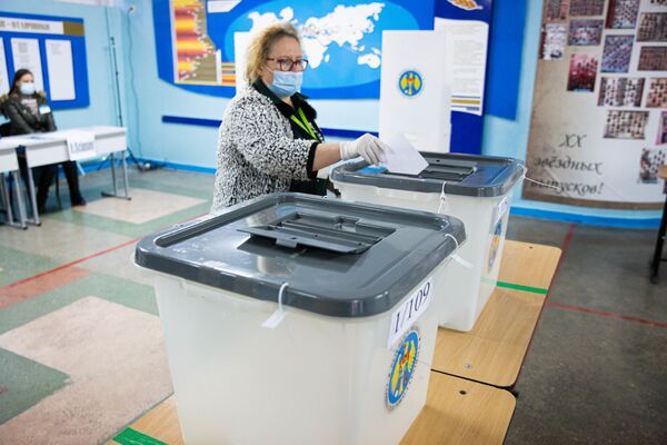 Активнее, согласно статистике, голосовали женщины - Sputnik Молдова