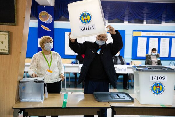 Участки для голосования во втором туре выборов президента Молдовы открылись в 07.00. - Sputnik Молдова