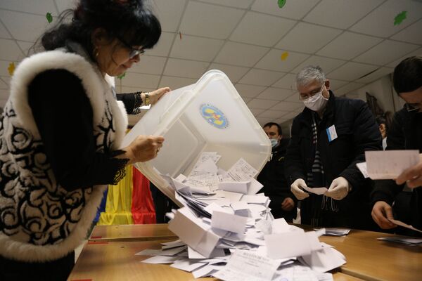 Избирательные участки закрылись в 21.00 по местному времени. Тогда же стартовал подсчет голосов - Sputnik Молдова