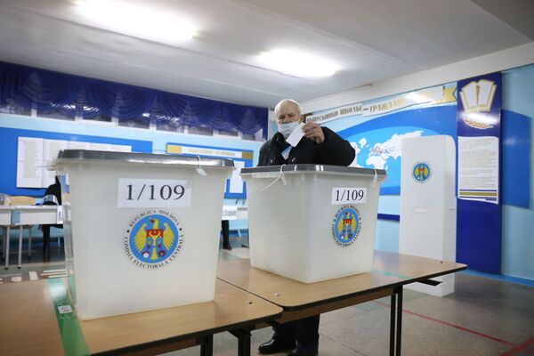 Голосование во втором туре было довольно оживленным с самого утра - Sputnik Moldova