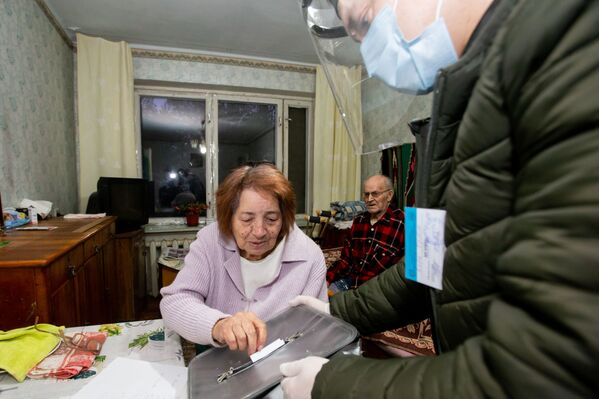 Проголосовать можно было и на дому - Sputnik Moldova