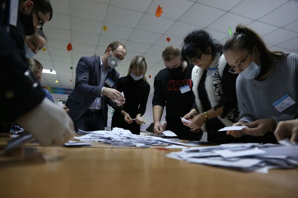  Уже после 22.00 стали известны первые предварительные результаты выборов - Sputnik Moldova
