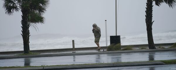 Мужчина во время урагана Салли в США Мужчина во время урагана Салли в США - Sputnik Молдова