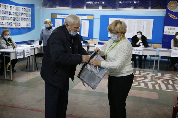 Всего на президентских выборах работали 2 143 секции для голосования, 139 из них - за границей, а 42 участка - для граждан Молдовы, проживающих на левом берегу Днестра - Sputnik Moldova-România