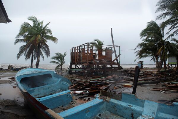 Поврежденные лодки из-за урагана Йота в Бильви, Никарагуа  - Sputnik Молдова