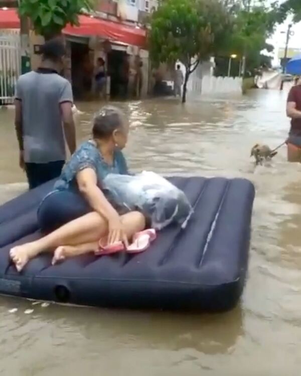 Женщину эвакуируют на плоту из-за наводнения, вызванного ураганом Йота в Картахене, Колумбия - Sputnik Молдова