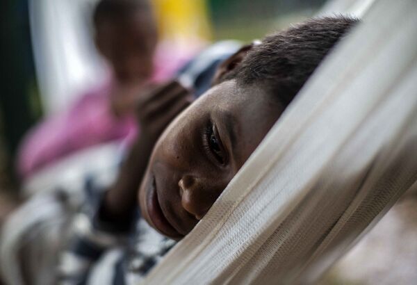 Ребенок отдыхает в гамаке в приюте в Билви, Никарагуа - Sputnik Молдова