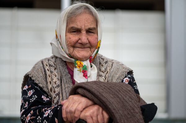 O femeie la o stație de așteptare a transportului din Stepanakert - Sputnik Moldova