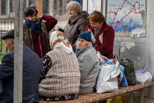Localnici la o stație de așteptare a transportului din Stepanakert - Sputnik Moldova