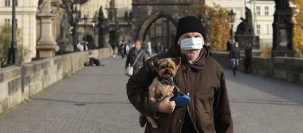 Мужчина в защитной медицинской маске на Карловом мосту в Праге, Чехия - Sputnik Молдова