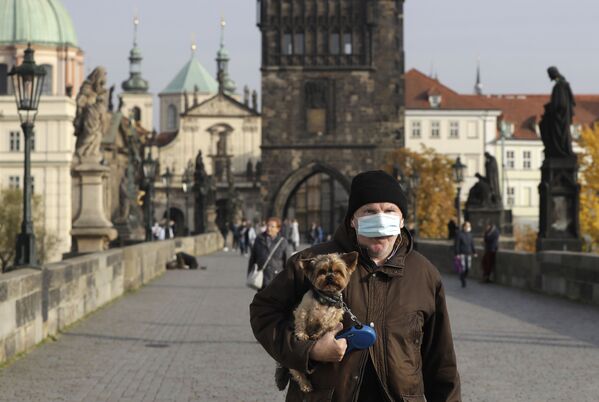 Мужчина в защитной медицинской маске на Карловом мосту в Праге, Чехия - Sputnik Молдова