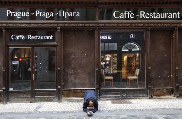 Нищий на коленях перед закрытым рестораном в Праге, Чехия - Sputnik Молдова