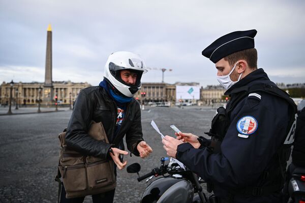 Французский полицейский проверяет документы мотоциклиста на площади Согласия в Париже, Франция - Sputnik Молдова
