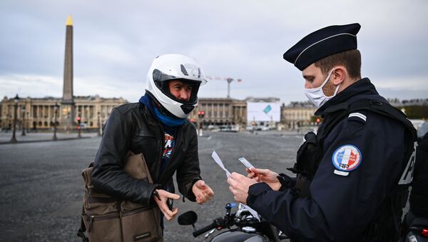 Французский полицейский проверяет документы мотоциклиста на площади Согласия в Париже, Франция - Sputnik Moldova-România