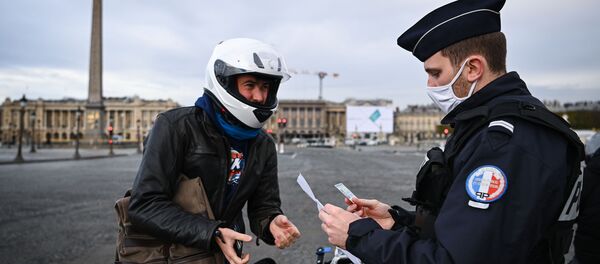 Французский полицейский проверяет документы мотоциклиста на площади Согласия в Париже, Франция Французский полицейский проверяет документы мотоциклиста на площади Согласия в Париже, Франция - Sputnik Moldova-România