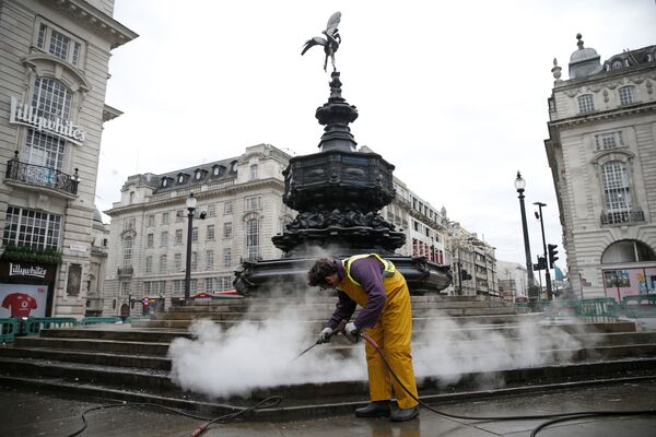 Рабочий во время чистки ступенек фонтана Шафтсбери в Лондоне, Великобритания - Sputnik Молдова