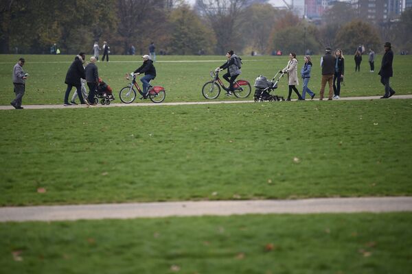 Люди в Гайд-парке в центре Лондона - Sputnik Молдова
