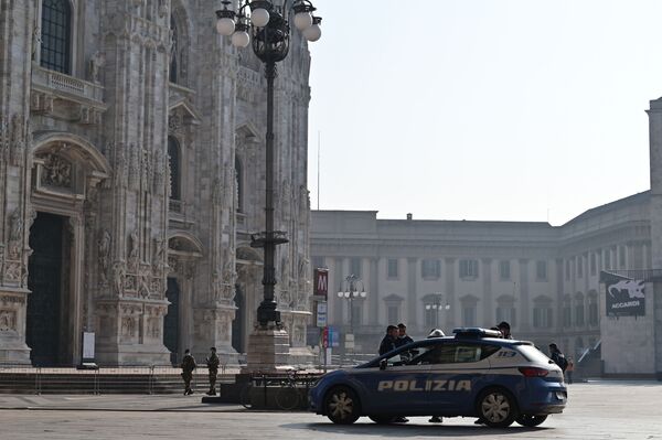 Солдаты итальянской армии и полицейские перед собором Дуомо в центре Милана - Sputnik Молдова
