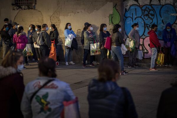 Люди в очереди за бесплатной едой в Барселоне, Испания  - Sputnik Молдова
