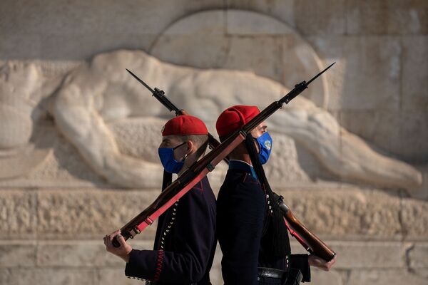 Греческие президентские гвардейцы в защитных масках несут дежурство перед Могилой Неизвестного солдата во время локдауна, объявленного правительством в связи с коронавирусом, в Афинах, Греция - Sputnik Молдова