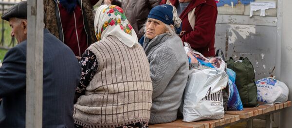 Жители на остановке общественного транспорта в Степанакерте - Sputnik Молдова